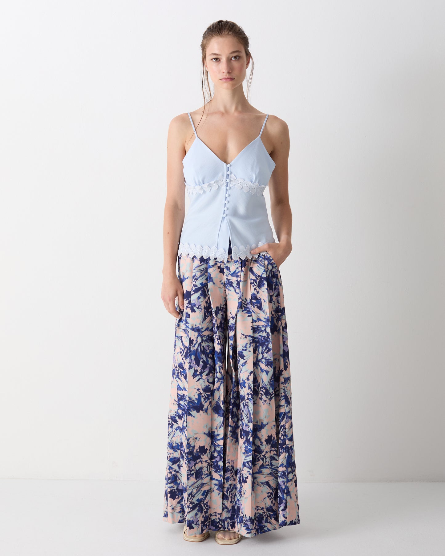 The Kloss Pants in Blue Dahlia Print