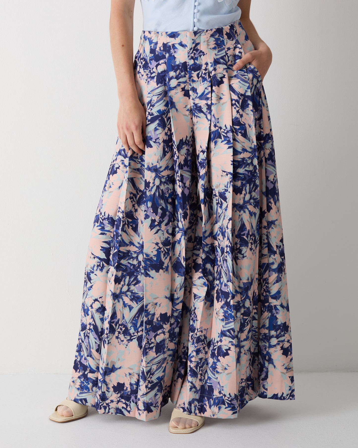 The Kloss Pants in Blue Dahlia Print