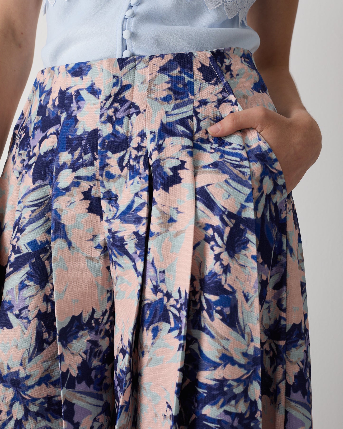 The Kloss Pants in Blue Dahlia Print