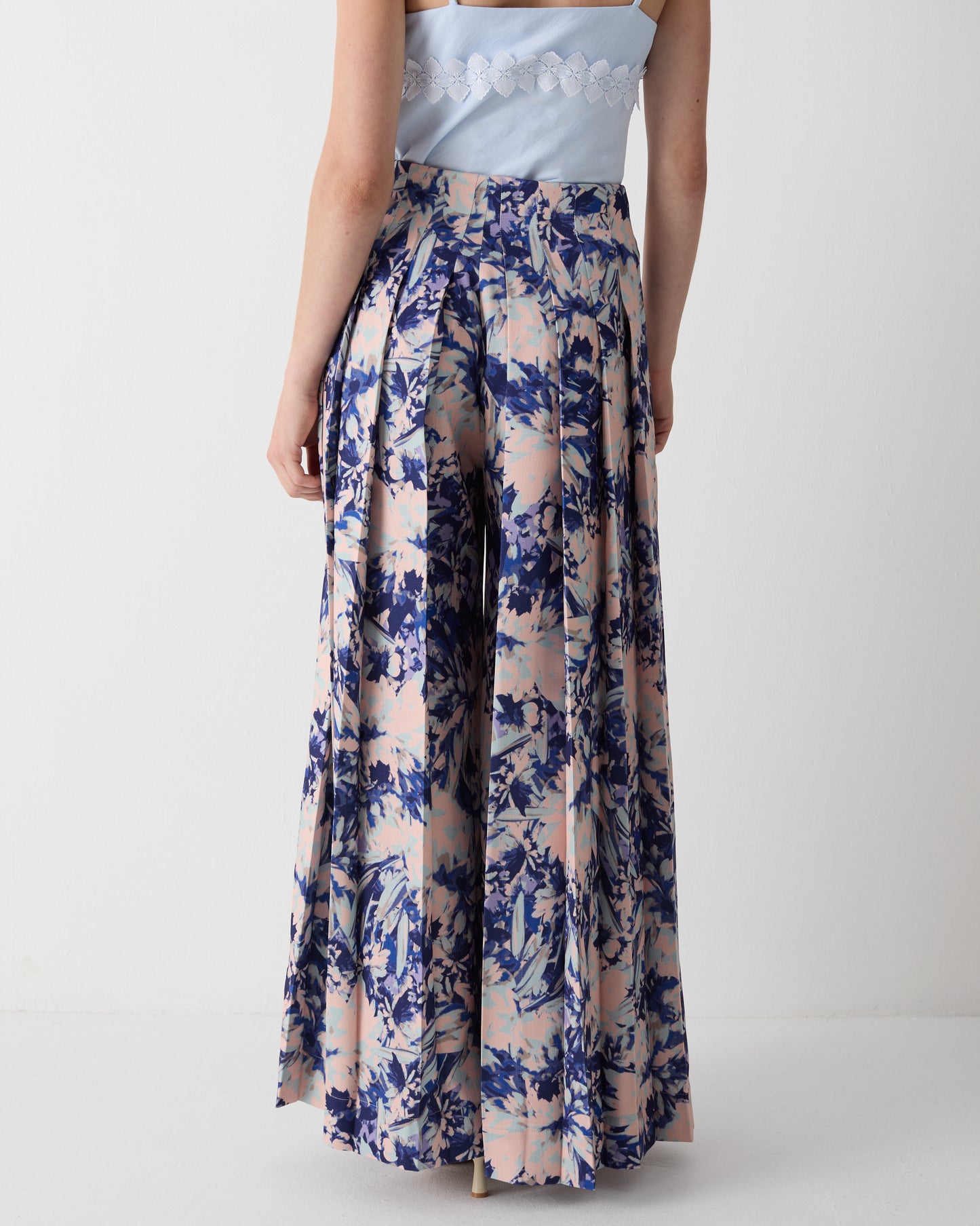 The Kloss Pants in Blue Dahlia Print