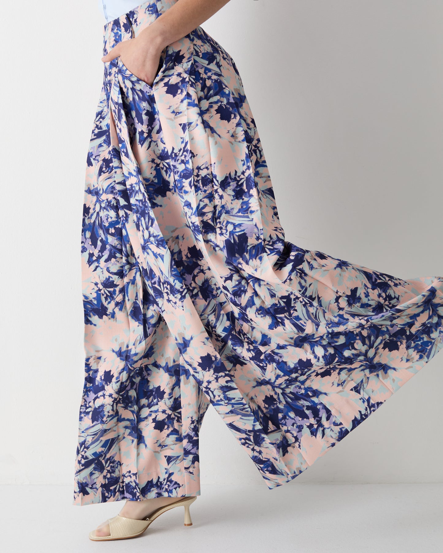 The Kloss Pants in Blue Dahlia Print